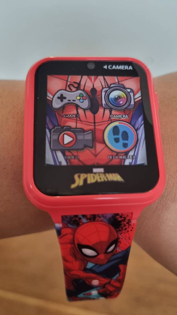 Closeup auf eine Kinderuhr mit Spider-Man-Thema, es sind Apps zu sehen.