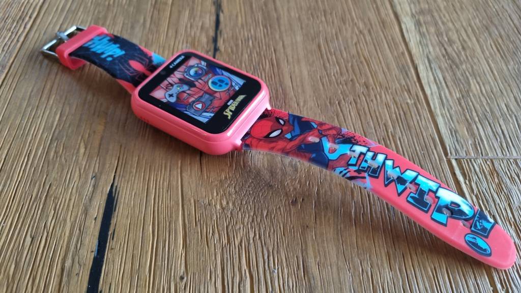 eine liegende Kinderuhr im Spider-Man-Design mit Apps darauf.