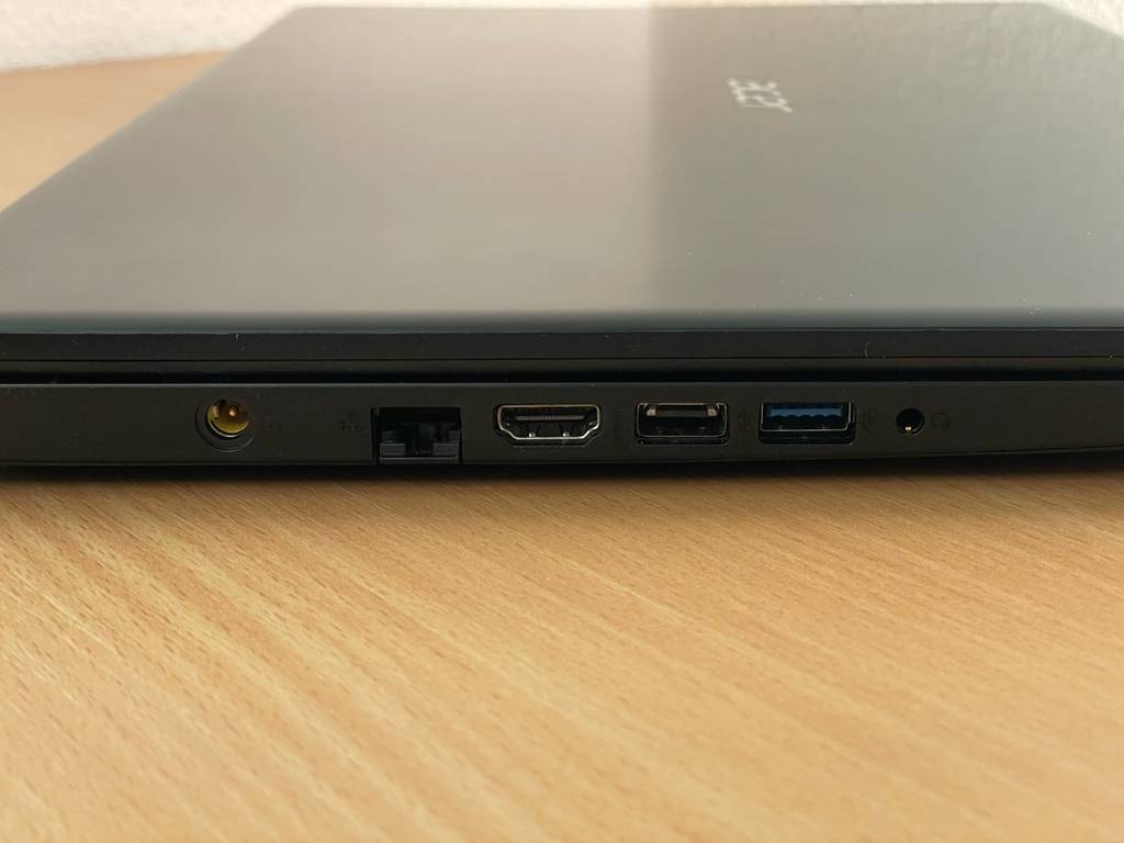 Detailansicht der Anschlüsse eines getesteten Laptop bis 1000 Euro.