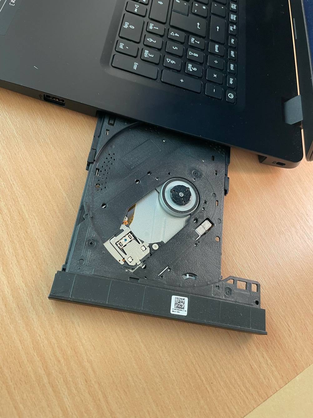 Laptop bis 1000 Euro getestet: Das CD-Fach ist geöffnet.