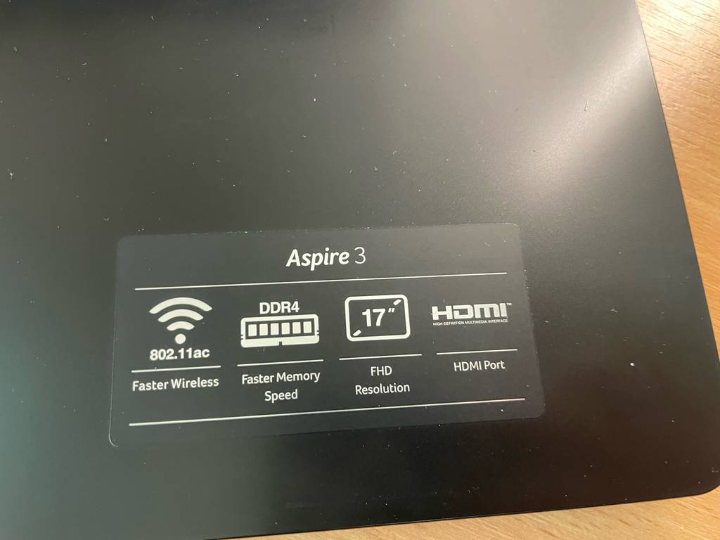 Laptop bis 1000 Euro im Test: Die Eigenschaften des Modells sind bebildert aufgeklebt.