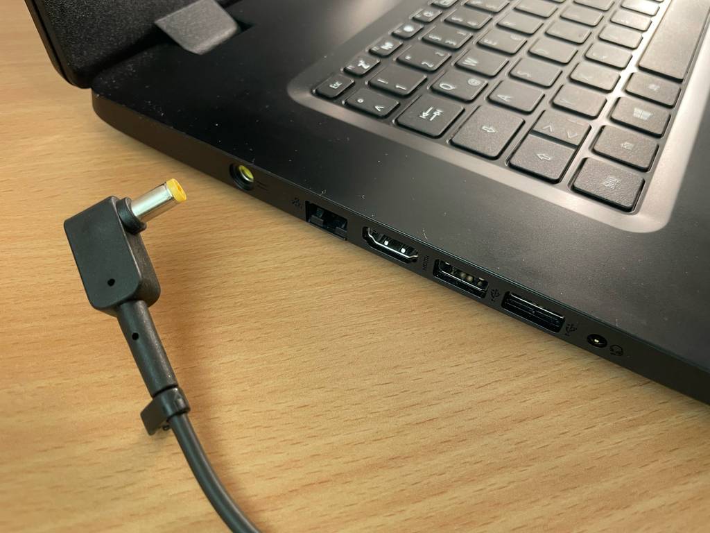 Nahansicht eines Anschlusssteckers für das getestete Laptop bis 1000 Euro.