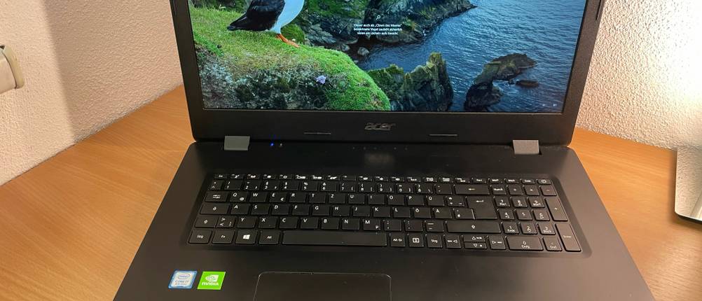 Acer Aspire im Test: Ein Gerät steht eingeschaltet auf einem Holztisch.