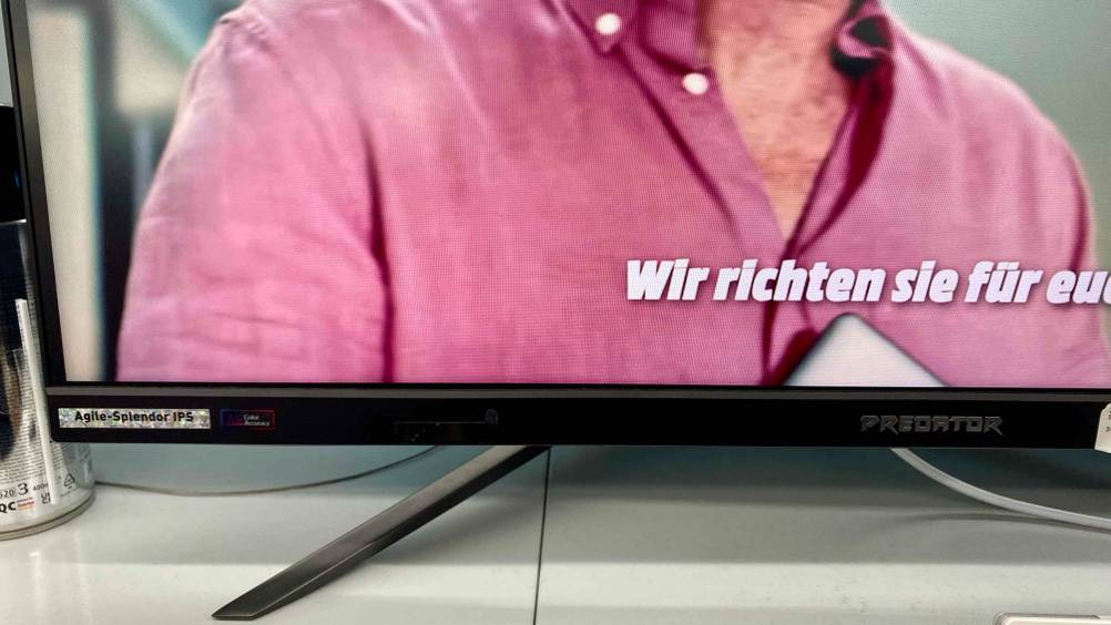 Im Test: Nahaufnahme des Logos am Rahmen eines Gaming Monitors mit 144Hz.