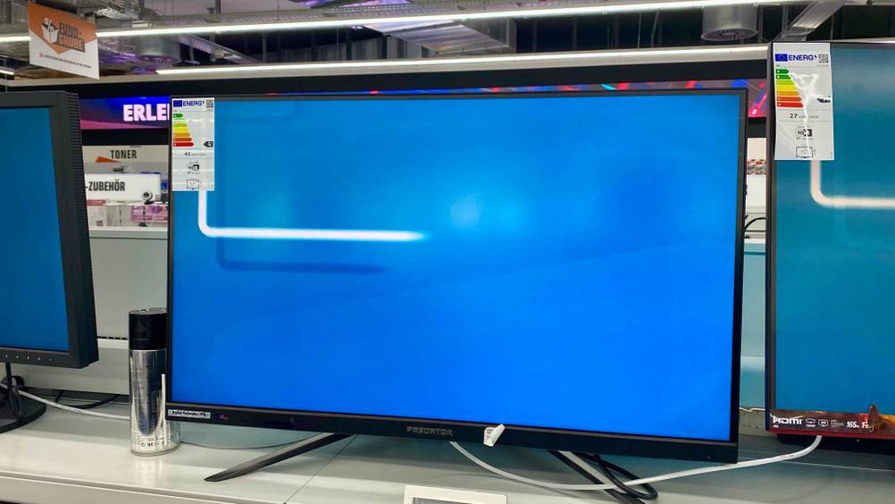 Gaming Monitor mit 144Hz getestet: Ein Gerät von vorne auf einem Verkaufsregal zwischen anderen Geräten.
