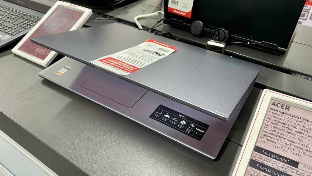 Im Test: Ein leicht aufgeklappter 17-Zoll-Laptop von leicht seitlich mit Informationstafel und Preisangaben.