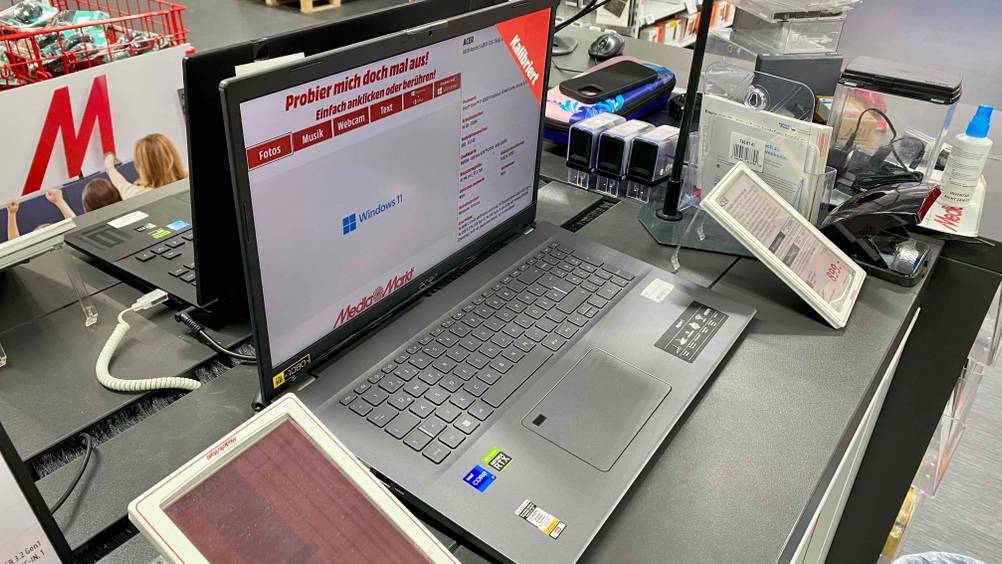 Im Test: Ein 17-Zoll-Laptop von der linken Seite aufgeklappt in einer Ausstellung mit Preisangaben.