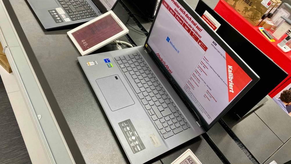 17-Zoll-Laptop-Test: Ein Gerät von schräg oben auf einer dunklen Fläche Preisangaben.