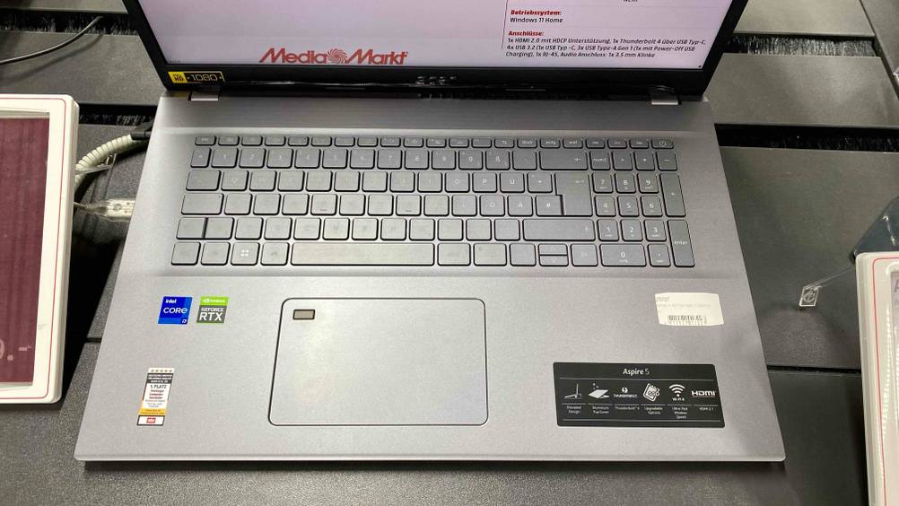Nahaufnahme der Tastatur eines 17-Zoll-Laptop im Test mit Aufklebern.