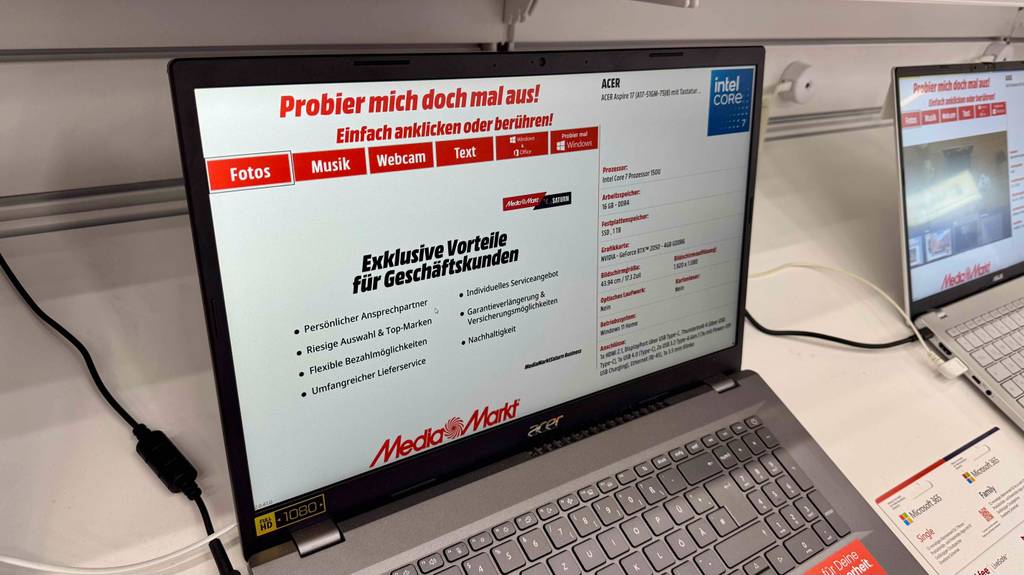 Acer-Laptop im Test: Nahansicht des eingeschalteten Displays.