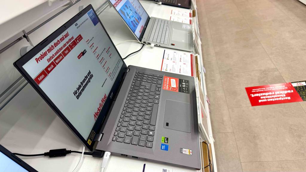 Seitenansicht eines getesteten aufgeklappten Acer-Laptops.