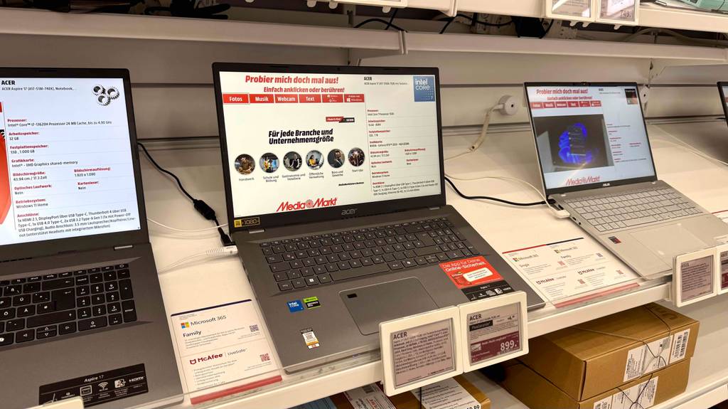 Ein Acer-Laptop steht zum testen auf einem Regal zwischen anderen Marken.