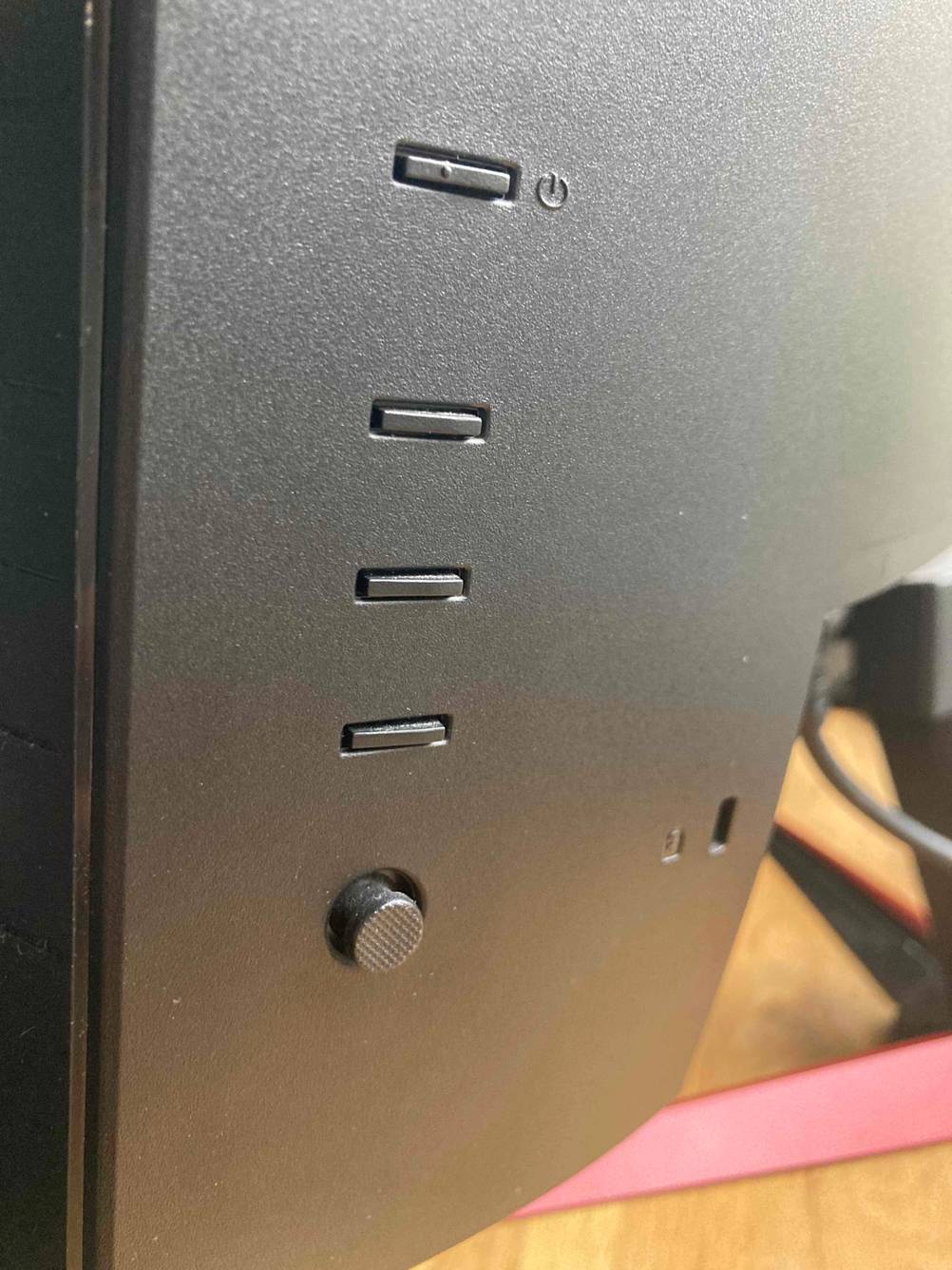 Blick auf die Menütasten auf der Rückseite eines getesteten Acer-Monitors.