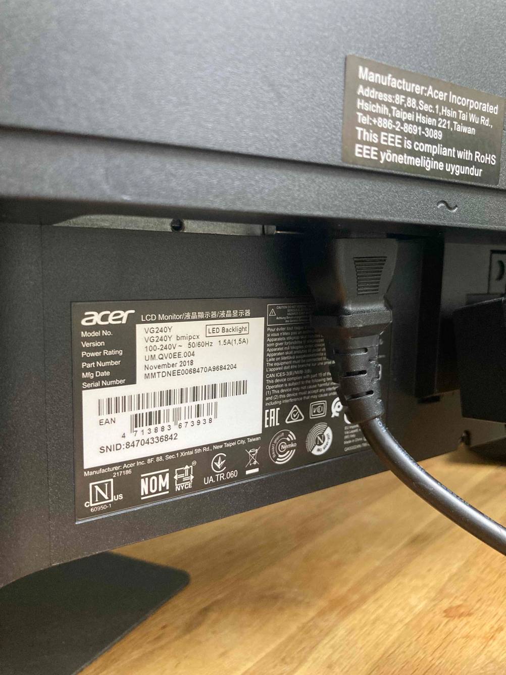 Acer-Monitor im Test: Auf der Rückseite ist der Aufkleber mit Informationen zu Modell und Hersteller.