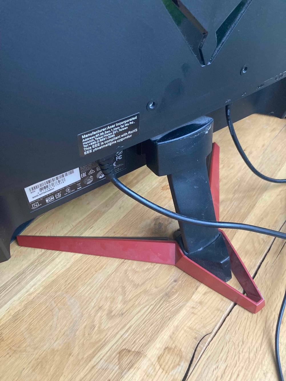 Getestet: Blick von oben auf die Rückseite und den Standfuß eines Acer-Monitors.