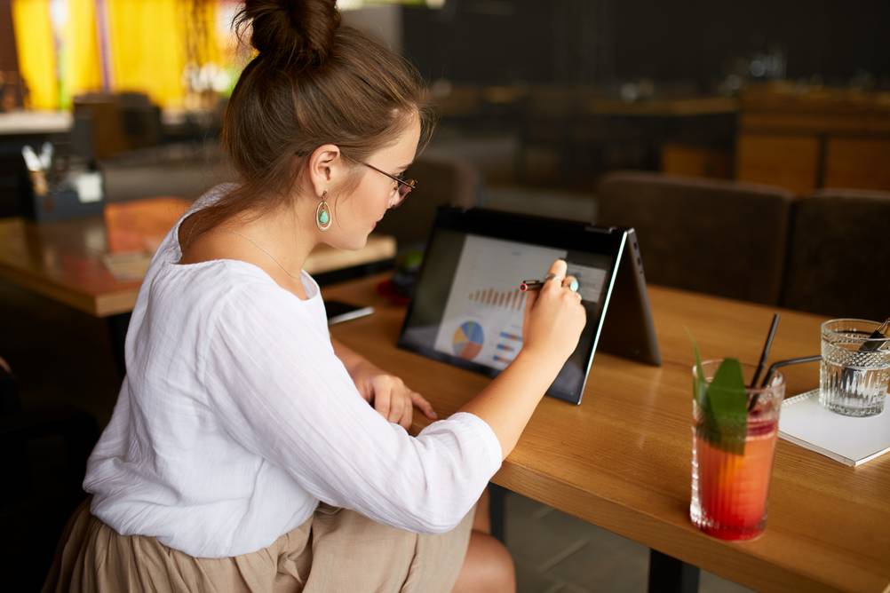 Junge Frau testet eine Präsentation auf einem Acer Spin 3