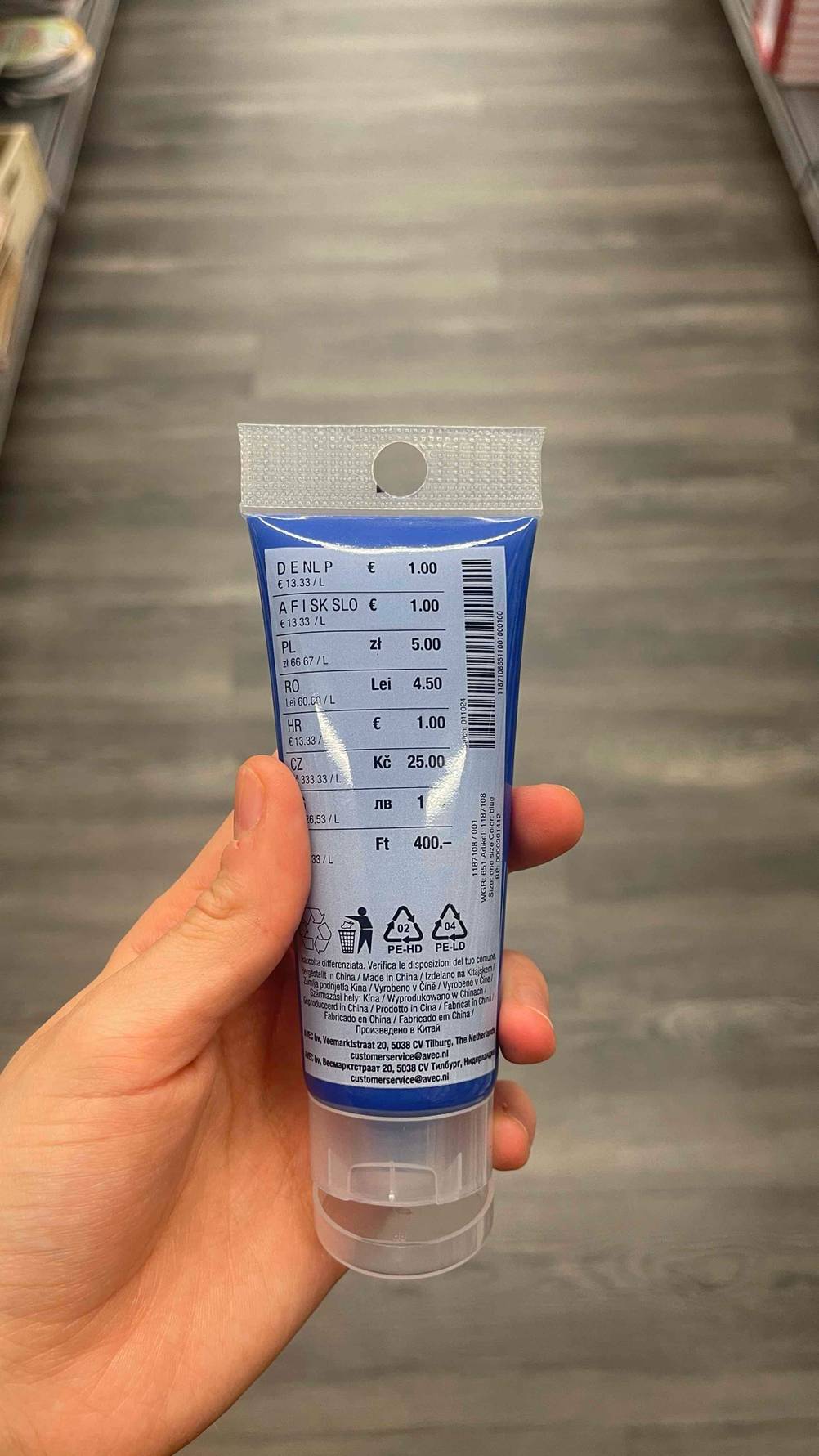 Auf der Rückseite von getesteten Acrylfarben stehen Infos zum Preis und Produkt.