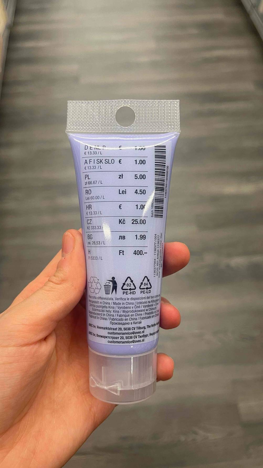 Acrylfarben im Test: Auf der Rückseite einer Tube stehen Informationen zur Entsorgung.