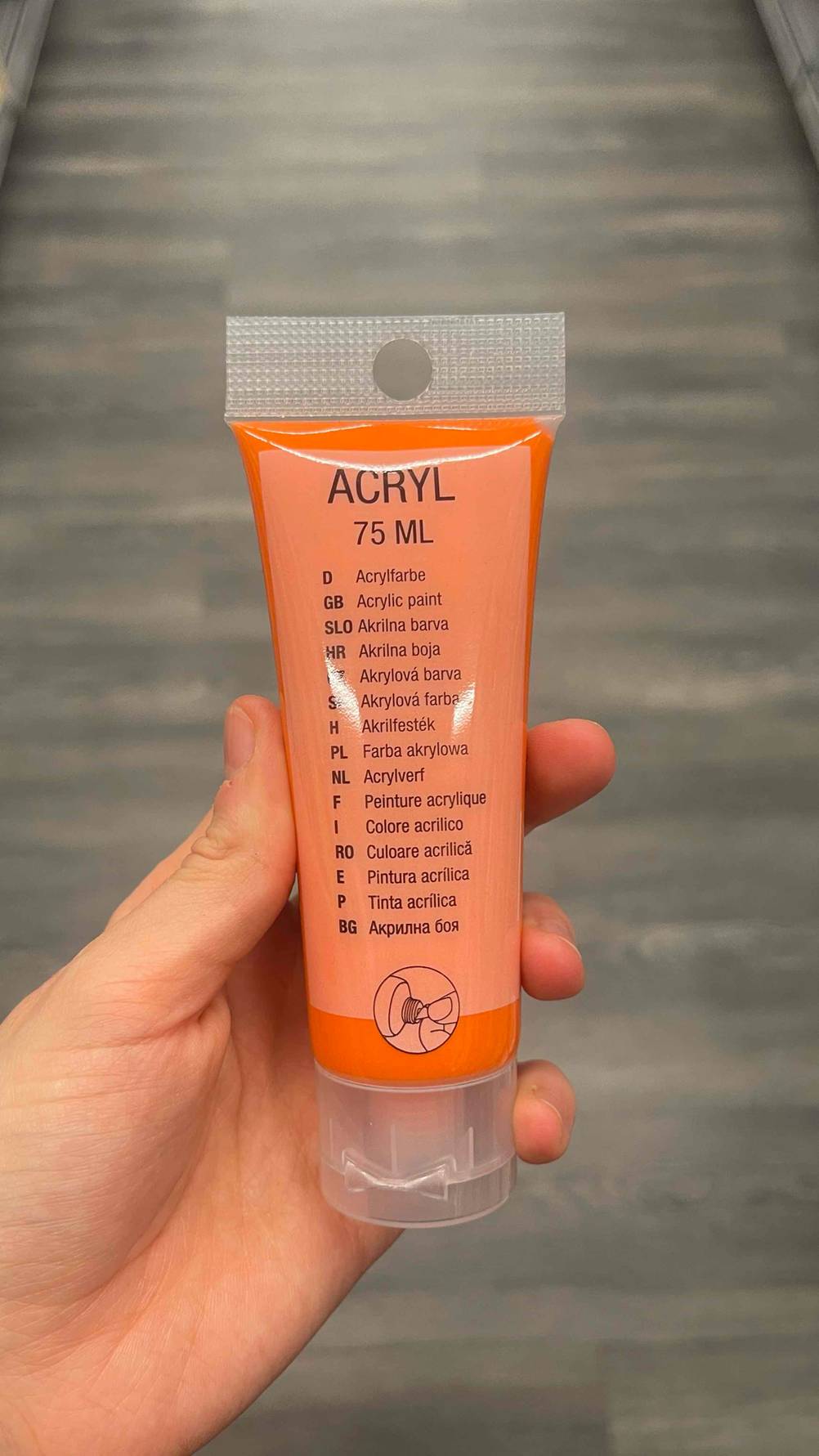 Acrylfarben-Test: Auf der Vorderseite der Tube steht die Füllmenge.