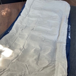 Die ausgefaltete Active Era AB-S1-EU liegt auf einem Teppich.