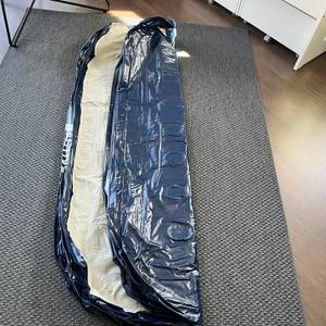 Die halb ausgefaltete Active Era AB-S1-EU liegt auf einem Teppich.