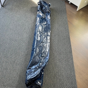 Die teilweise ausgefaltete Active Era AB-S1-EU liegt auf einem Teppich.