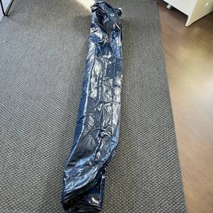 Die teilweise ausgefaltete Active Era AB-S1-EU liegt auf einem Teppich.