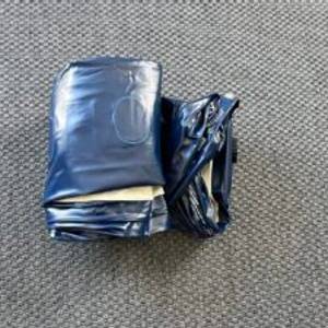 Die aufgefaltete Active Era AB-S1-EU liegt auf einem Teppich.