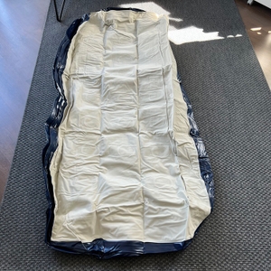 Die nicht aufgepumpte Active Era AB-S1-EU liegt auf einem Teppich.