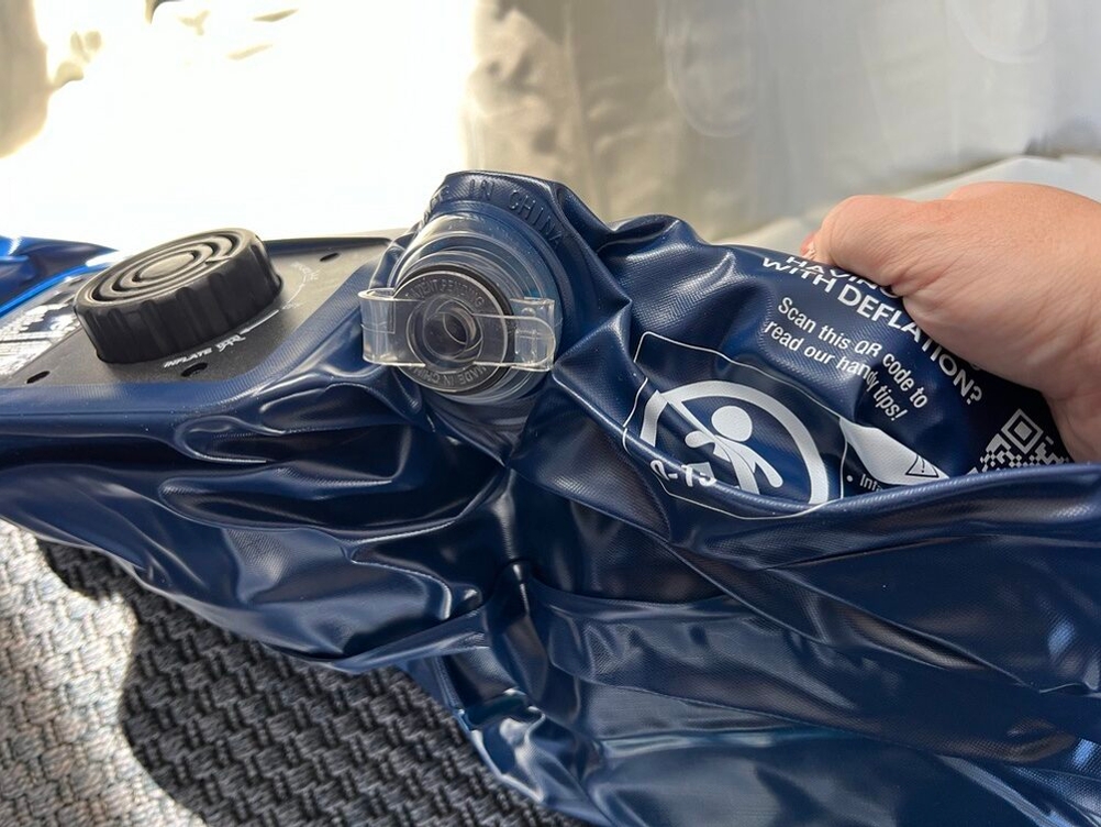 Der Lufteinlass der Active Era AB-S1-EU wird von einer Hand gehalten.