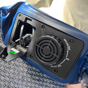 Die Bedienelemente und der Stromanschluss der Active Era AB-S1-EU.