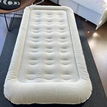Die vollständig aufgepumpte Active Era AB-S1-EU liegt auf einem Teppich