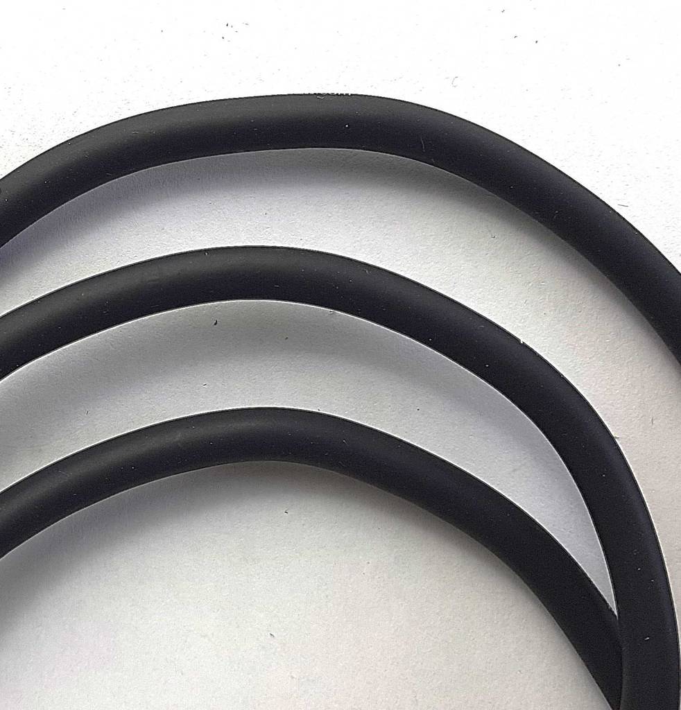 Das schwarze getestete Audiokabel liegt auf einer weißen Oberfläche.