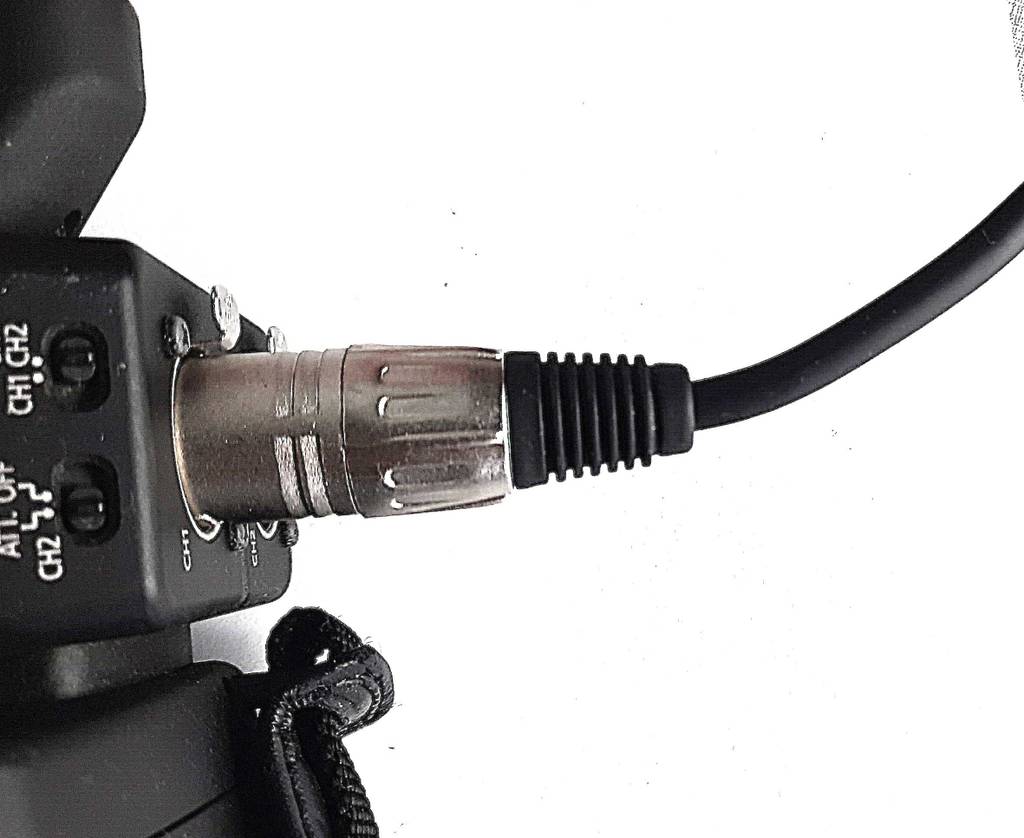 Audiokabel im Test: Ein versilberter Stecker am schwarzen Kabel steckt in einer Audiobuchse.
