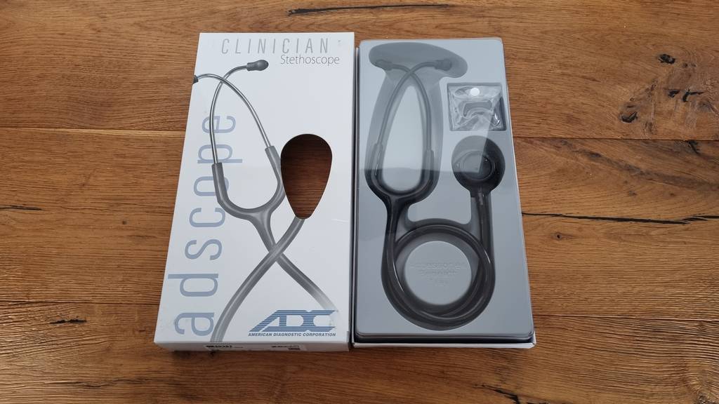 ein Stetoskop in der Plastikverpackung, daneben der Karton