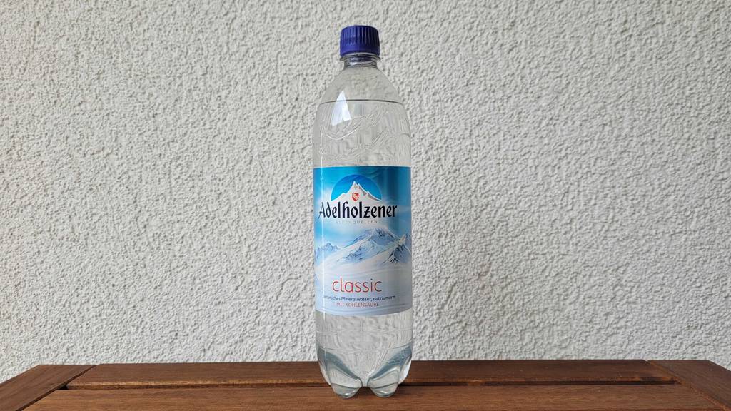 1 flasche adelholzener-wasser auf Holzoberfläche