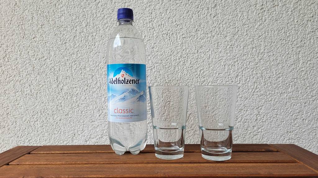 1 flasche adelholzener-wasser mit 2 Gläsern