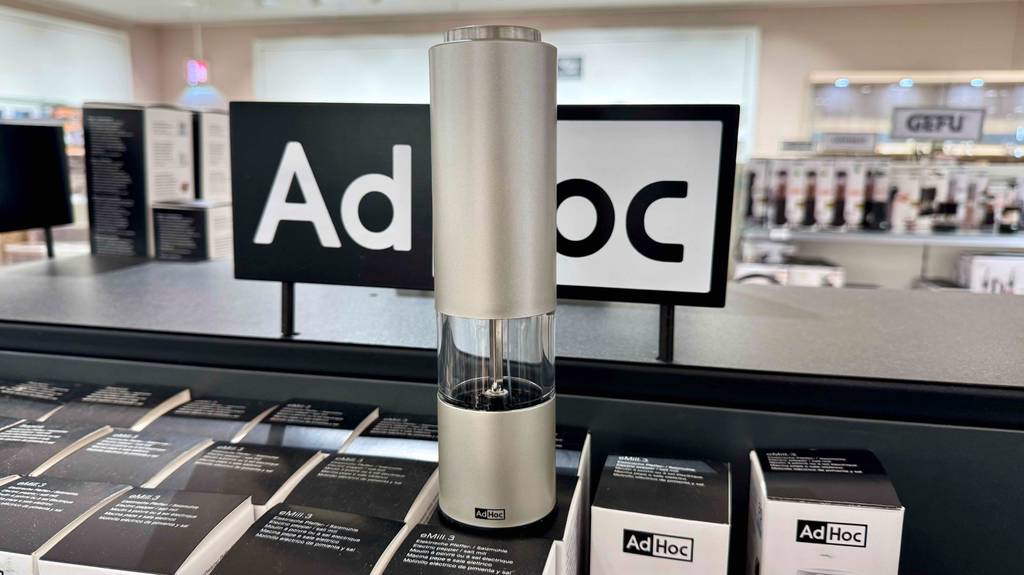 Eine AdHoc-Pfeffermühle steht zum testen vor einem großen Markenlogo.