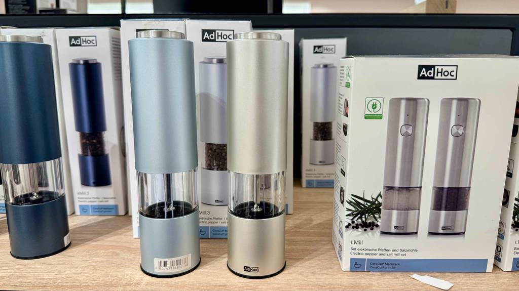 Im Test: Zwei AdHoc-Pfeffermühlen stehen neben einer Verpackung.
