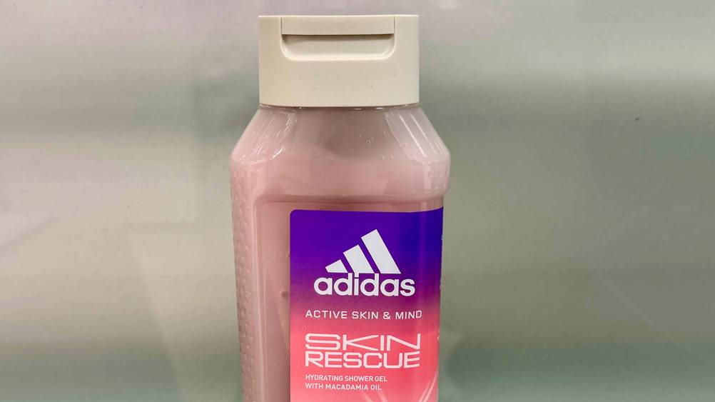 Adidas-Duschgel-Test: Nahaufnahme der Verschlusskappe und der Informationen auf der Verpackung.