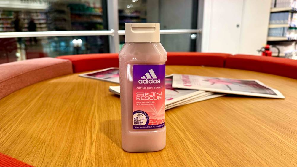 Auf einem Holztisch steht eine Flasche des Adidas-Duschgels im Test.