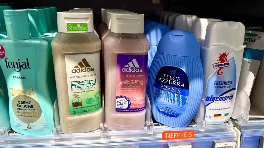 In einem Regal stehen mehrere Flaschen des getesteten Adidas-Duschgels.