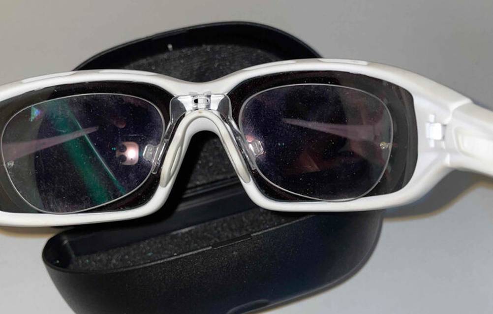 Eine Fahrradbrille für Brillenträger im Test liegt geöffnet auf einem aufgeklappten, schwarzen Brillenetui.