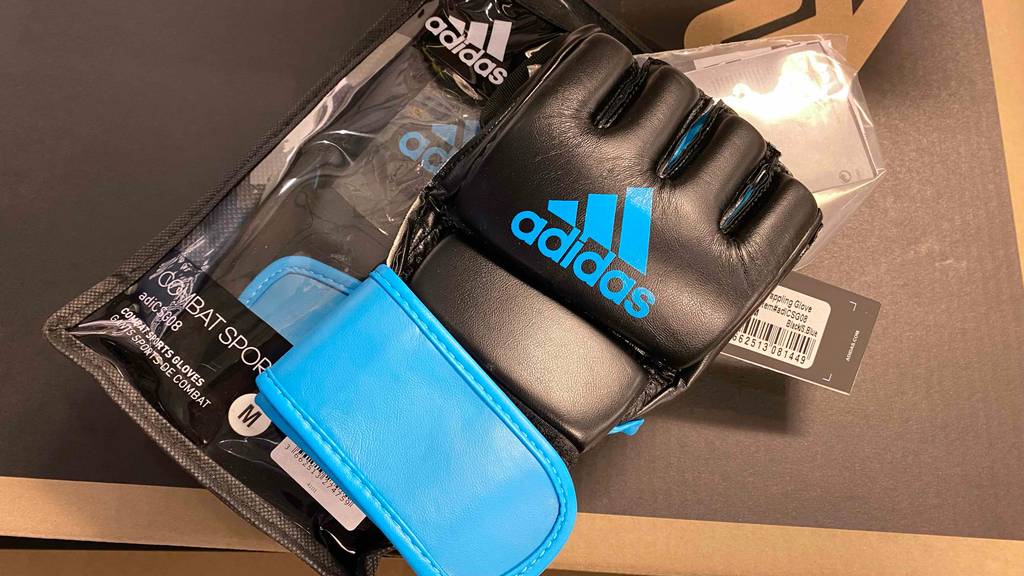 MMA-Handschuhe-Test: Ein Handschuh auf seiner Originalverpackung auf einem Karton.