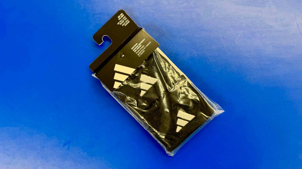 Schweißbänder-Test: Ein verpacktes Set liegt auf einer blauen Fläche.