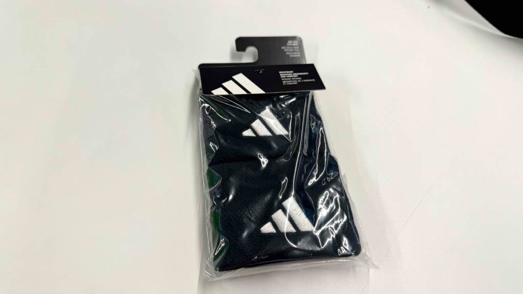 Schweißbänder getestet: Detailansicht des Materials durch die durchsichtige Plastikverpackung.