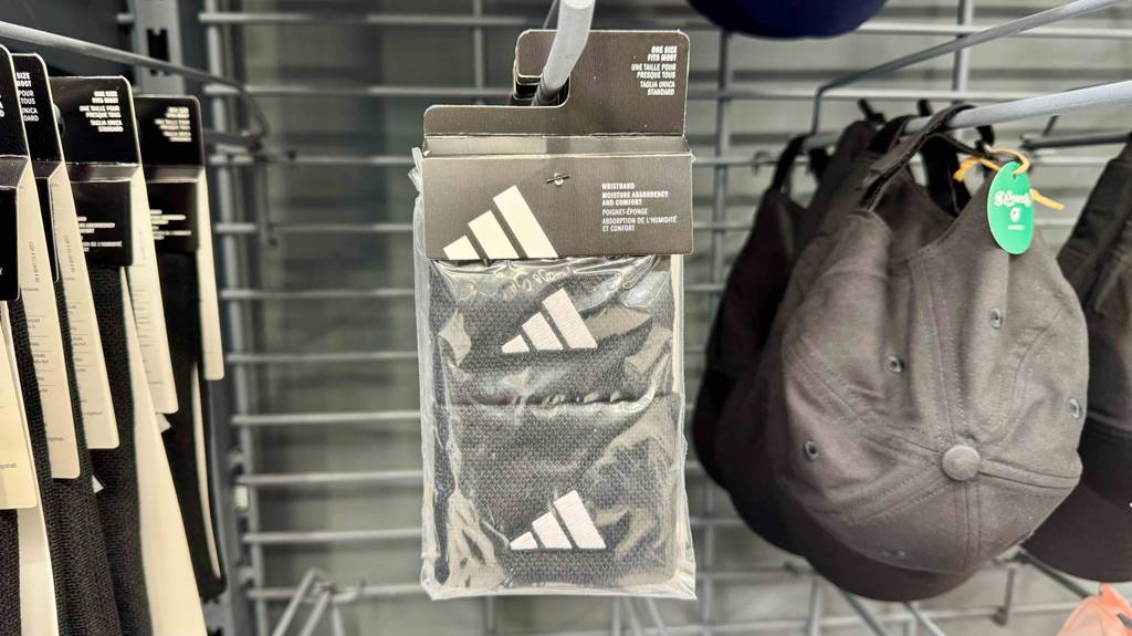 Schweißbänder im Test: Mehrere Sets in transparenter Verpackung hängen hintereinander neben Cappys.