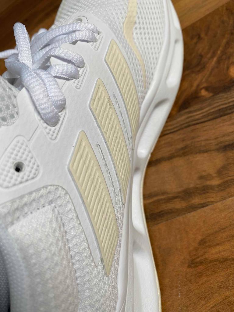 Fitnessschuh Herren-Test: Seitenansicht im Detail eines weißen Schuhs.