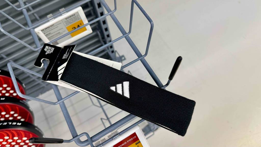 Stirnband-Test: Ein schwarzes Modell liegt auf einem Verkaufsregal.