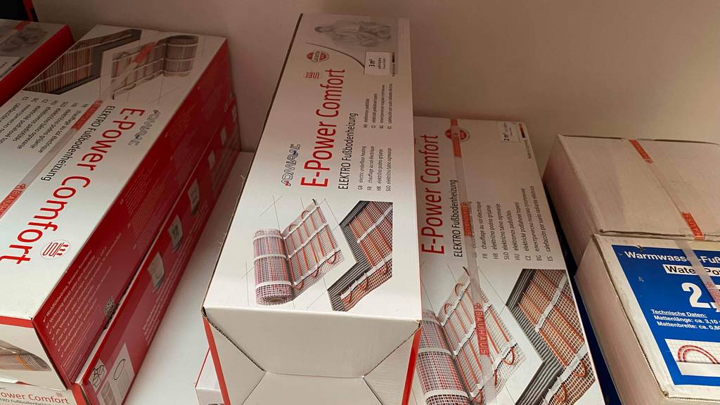 Elektrische Fussbodenheizung im Test: mehrere Kartons liegen gestapelt in einem Regal.